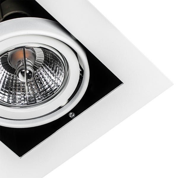 Quadratischer Einbaustrahler mit schwenkbarem, rundem Spot und strukturiertem Reflektor.