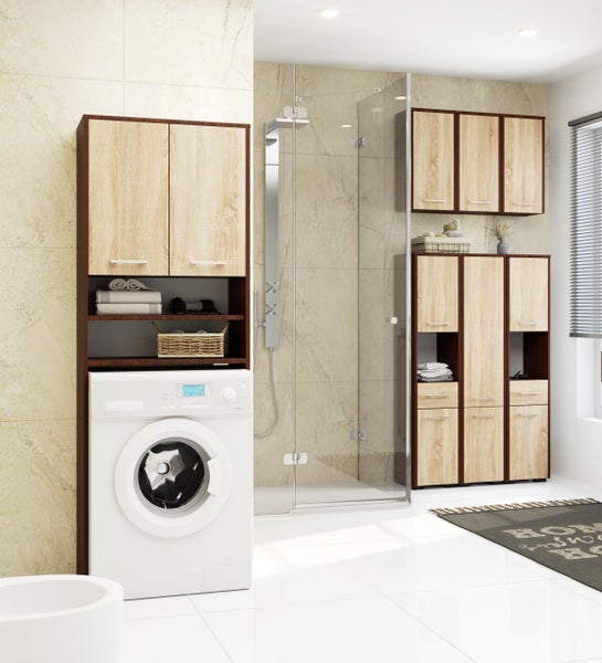 Helles Badezimmer mit Waschmaschine, Duschkabine und Badmöbeln in Holzoptik
