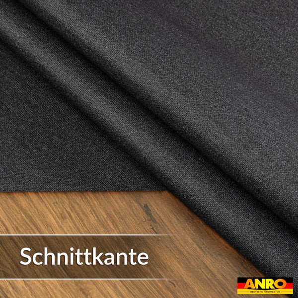 Dunkler strukturierter Stoff mit Schnittkante auf einer Holzunterlage. ANRO Deutsche Manufaktur Logo.