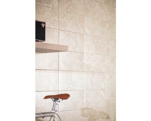 Wandgestaltung mit keramischen Fliesen im Vintage Design, Regal und Fahrrad