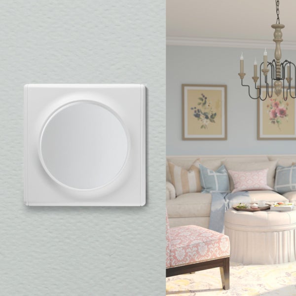 Ein weißer Drehdimmer an einer strukturierten Wand, kombiniert mit einer Ansicht eines gemütlichen Wohnzimmers im Hintergrund.
