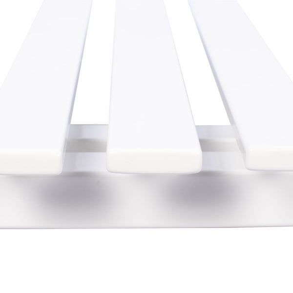 Nahaufnahme eines weißen Heizkörpers mit flachen Paneelen.