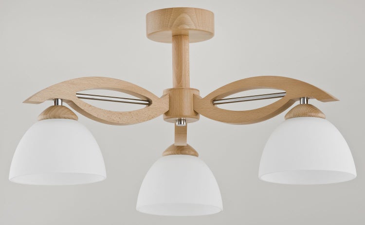 Dreiflammige Deckenleuchte aus Holz mit drei matten Glasschirmen