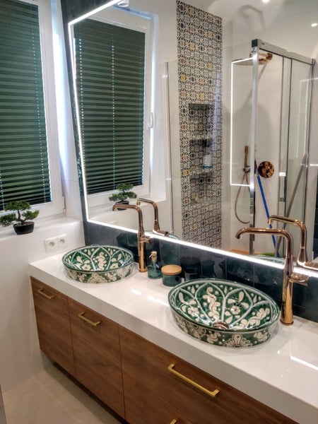 Badezimmer mit Doppelwaschbecken, Spiegel, Armaturen und Dusche