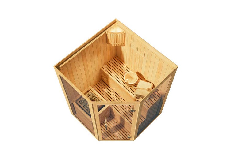 Ecksauna aus Holz mit Glastür, zwei Liegeebenen, Saunaofen mit Steinen, Holzkübel und Handtüchern. Draufsicht auf das strukturierte Innere.