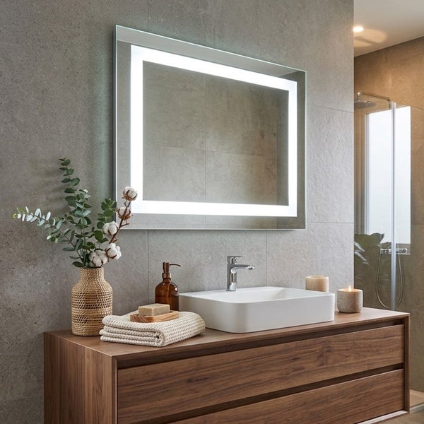 Badezimmerspiegel mit LED-Beleuchtung über einem Holzwaschtisch mit weißem Aufsatzbecken in einem modern gefliesten Badezimmer.
