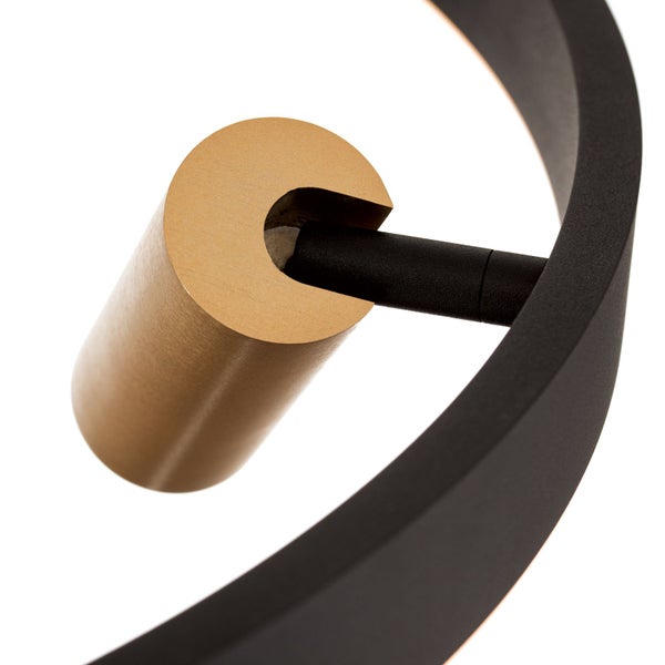 Detailaufnahme einer modernen Wandleuchte mit zylindrischem Leuchtenkopf in metallischer Optik und schwarzem Haltearm.