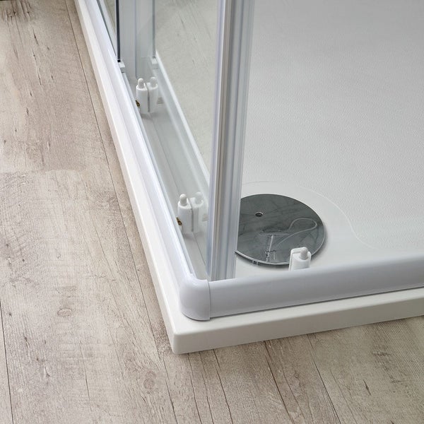 Detail einer Dusche mit Duschwanne und Abfluss