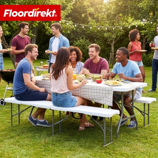 Gartenszene mit einer Gruppe von Menschen, die an einem Klapptisch mit Bänken sitzen und essen, im Hintergrund ein Grill. Floor direkt Logo.