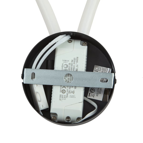 Innenansicht einer Deckenleuchte mit Verkabelung und elektronischen Komponenten