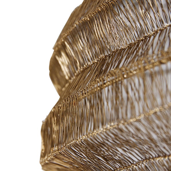 Detailaufnahme einer spiralförmigen Dekoration aus Metalldraht