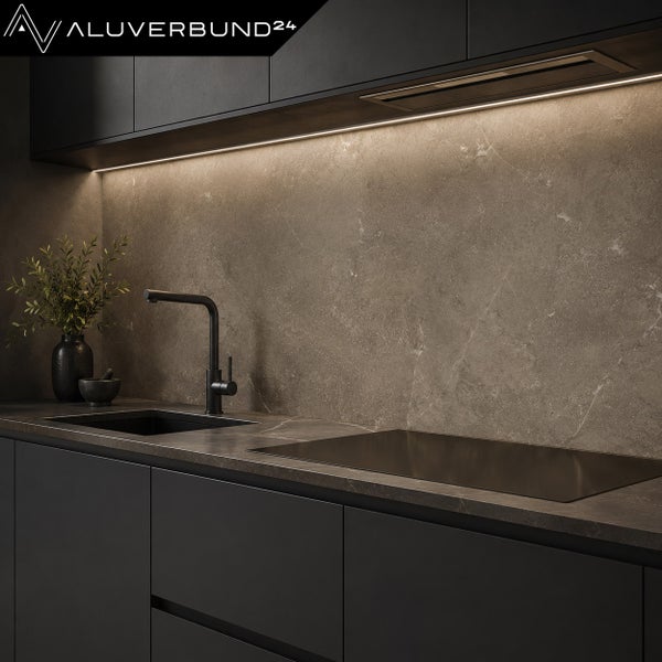 Moderne Küche mit ALUVERBUND24 Logo, einer Küchenrückwand in Steinoptik, dunklen Schränken, schwarzer Armatur und LED Beleuchtung.