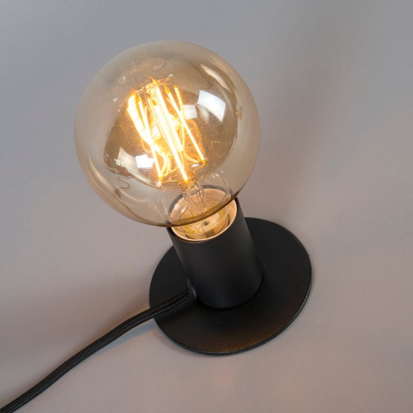 Schwarze Tischleuchte mit leuchtendem LED-Filament-Leuchtmittel in Kugelform.