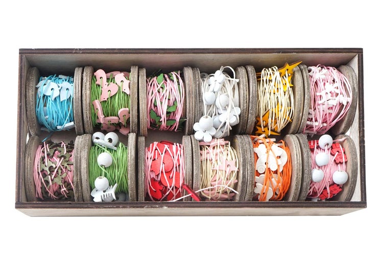 Dekorative Schnüre in einer Holzbox mit verschiedenen Formen