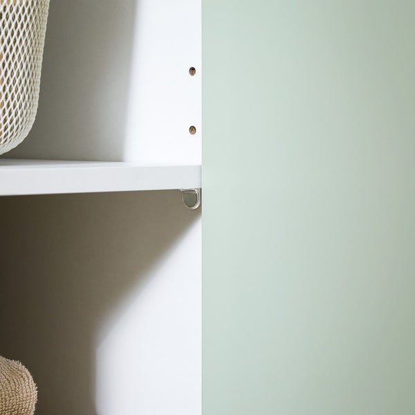 Detailansicht eines Regals mit Regalträgern