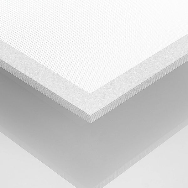 Detailansicht der Ecke eines LED-Panels mit mikroprismatischer Abdeckung und Aluminiumrahmen.