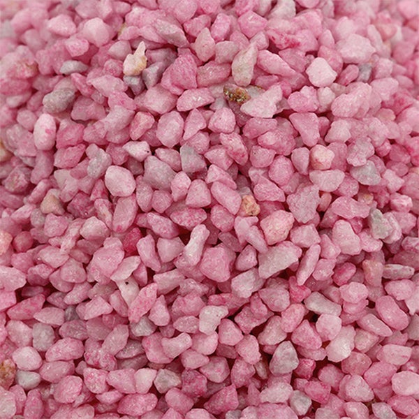 Pinkfarbener Dekokies in Nahaufnahme, kleine dekorative Steine.