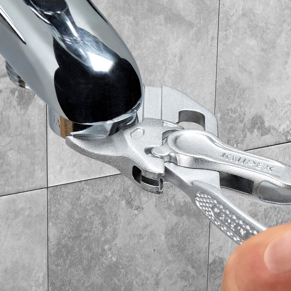 Knipex Zangenschlüssel im Einsatz an einem Wasserhahn