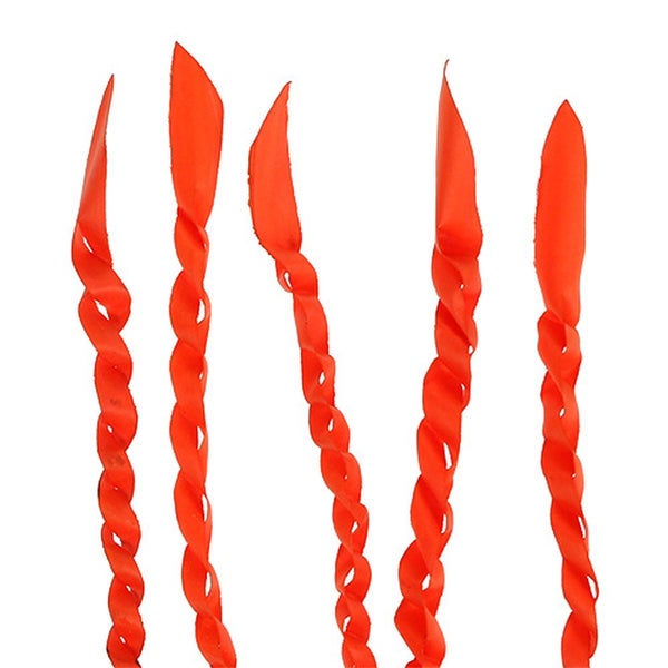 Fünf orangefarbene spiralförmige Dekostäbe aus Kunststoff.