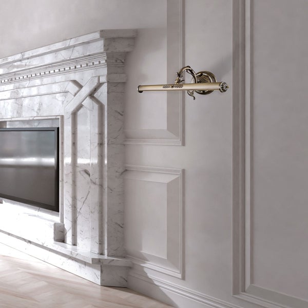 Wandleuchte über einem Marmorkamin