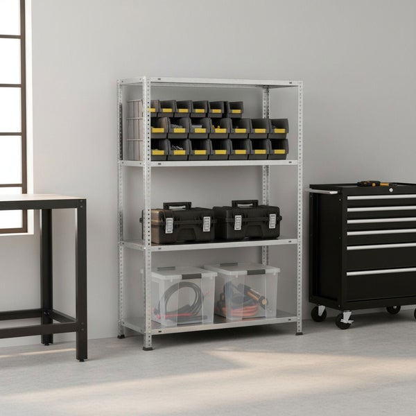 Metallregal mit vier Fachböden in einer Werkstatt, bestückt mit Sichtlagerkästen, Werkzeugkoffern und transparenten Aufbewahrungsboxen.