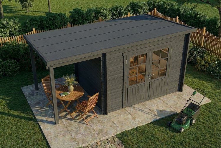 Dunkelgraues Gartenhaus aus Holz mit Flachdach, überdachter Terrasse mit Sitzgruppe und einer Doppeltür mit Glasausschnitten im Garten.
