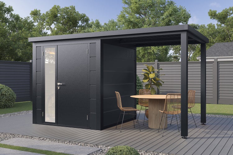 Modernes Gartenhaus aus Metall mit integriertem Terrassendach, Tür mit Glaseinsatz und Sitzgruppe auf einer Holzterrasse im Garten.