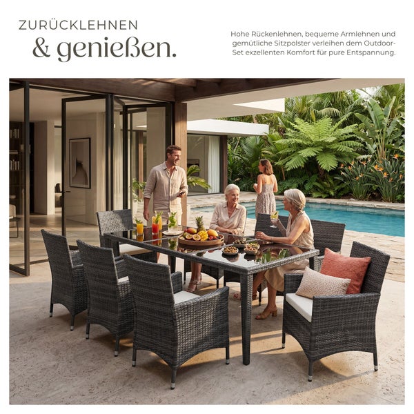 Modernes Garten-Essset mit dunkelgrauen Geflechtsesseln und Glastisch auf einer hellen, weitläufigen Terrasse mit Pool und tropischen Pflanzen.