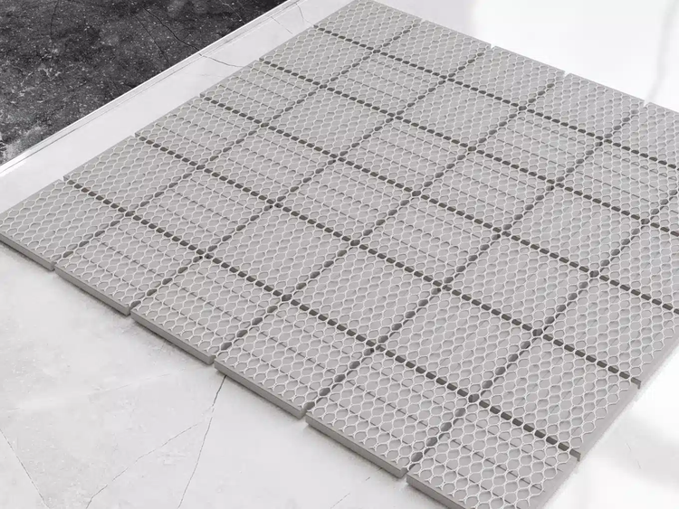Rückseite von Mosaikfliesen mit einem weißen Netzgewebe zur einfachen Verlegung.