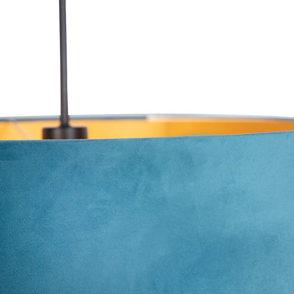 Detailansicht eines zylindrischen Lampenschirms für Pendelleuchten aus blauem Samt mit goldener Innenseite.