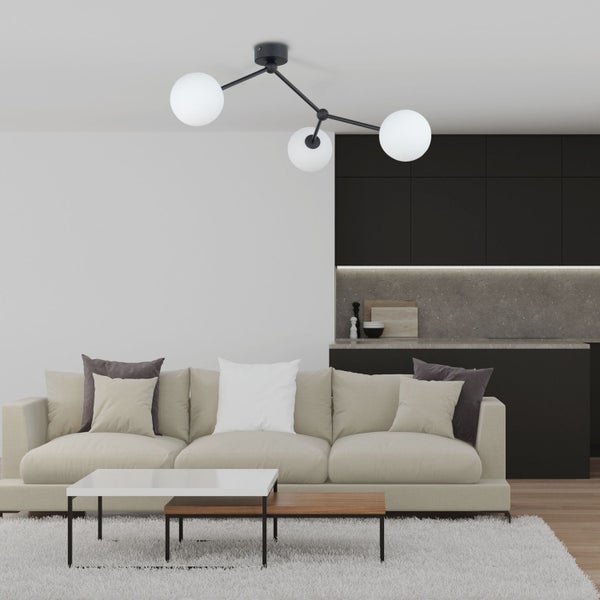 Wohnzimmer mit Sofa, Tisch und Deckenleuchte mit drei Leuchten