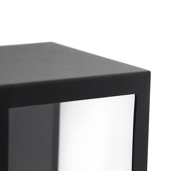 Detailansicht einer schwarzen Außenwandleuchte mit strukturierter Oberfläche und weißem Diffusor.