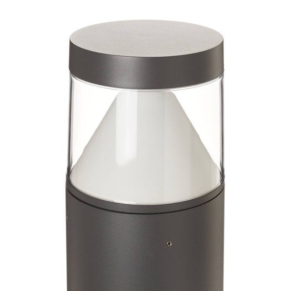 Moderne Wegeleuchte in Anthrazit mit klarem Schirm und weißem kegelförmigem Reflektor.