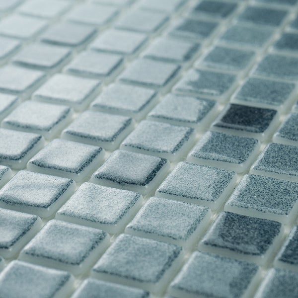 Quadratisches Mosaik aus Glasfliesen mit strukturierter Oberfläche auf einer Trägermatte für Wandverkleidungen