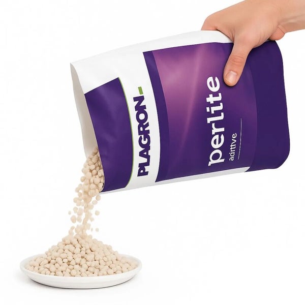 Eine Hand schüttet Plagron Perlite Granulat aus einem Beutel in eine kleine Schale.
