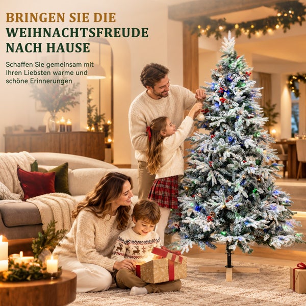 Familie schmückt gemeinsam einen schneebedeckten künstlichen Weihnachtsbaum im gemütlich eingerichteten Wohnzimmer für eine festliche Stimmung.