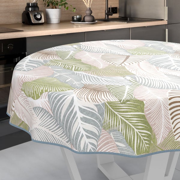 Runde Tischdecke mit Blättermuster auf einem Tisch in einer Küche