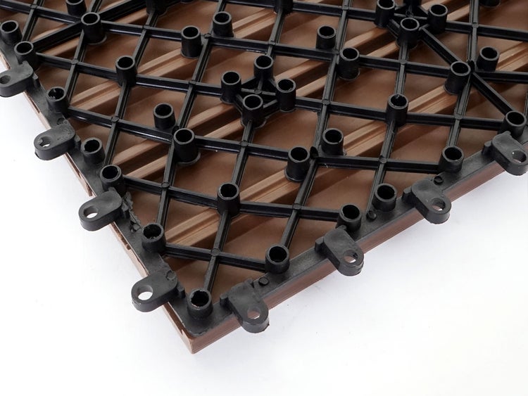 Unterseite einer Terrassenfliese mit schwarzem Kunststoffgitter und Klick-System zur einfachen Verlegung.