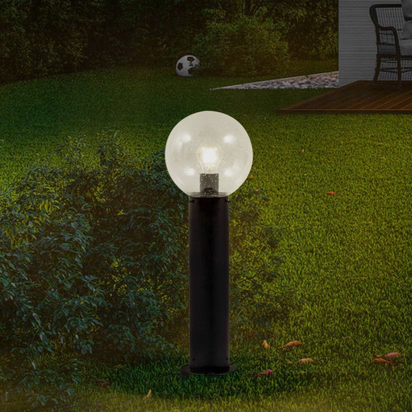 Eine Person schleift ein Holzstück mit einem Dreiecksschleifer.