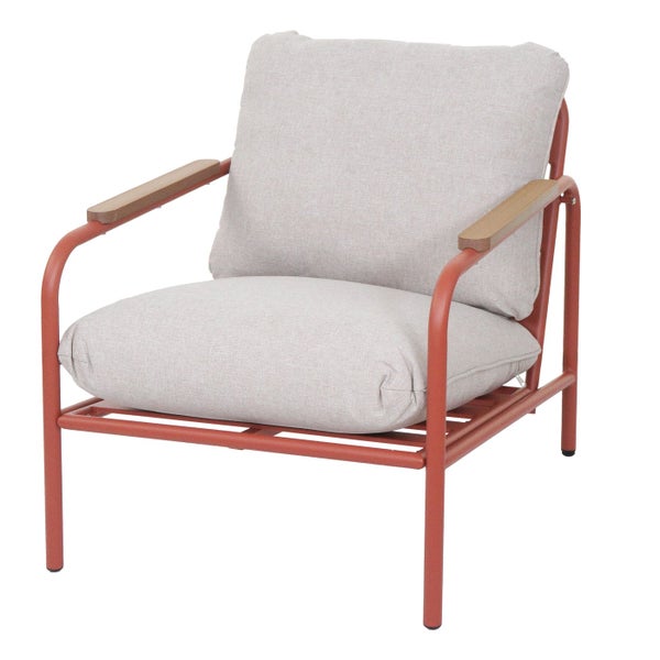 Loungesessel mit terrakottafarbenem Metallgestell, Armlehnen aus Holz und grauen Stoffkissen.