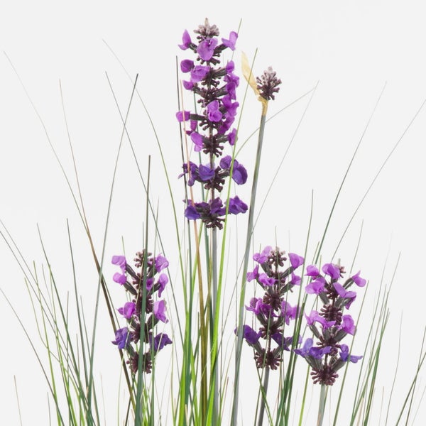 Künstlicher Magnolienzweig mit weißen Blüten und Knospen für die Dekoration.