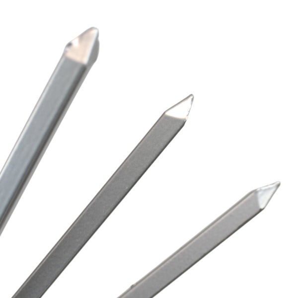 Nahaufnahme von drei Metallspießen mit Spitze