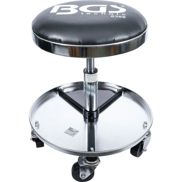 BGS technic Rollhocker aus Metall mit gepolstertem Sitz, BGS technic Logo und Werkzeugablage in einer hellen Werkstatt vor Werkzeugschränken.