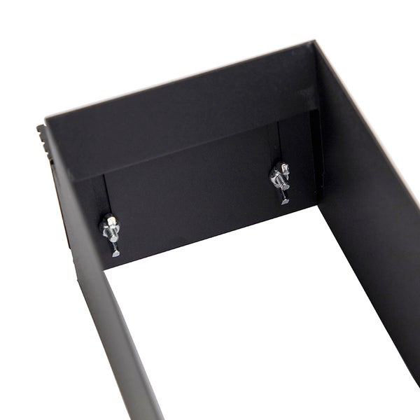 Detailansicht einer schwarzen Metallhalterung mit zwei Flügelschrauben zur Befestigung.