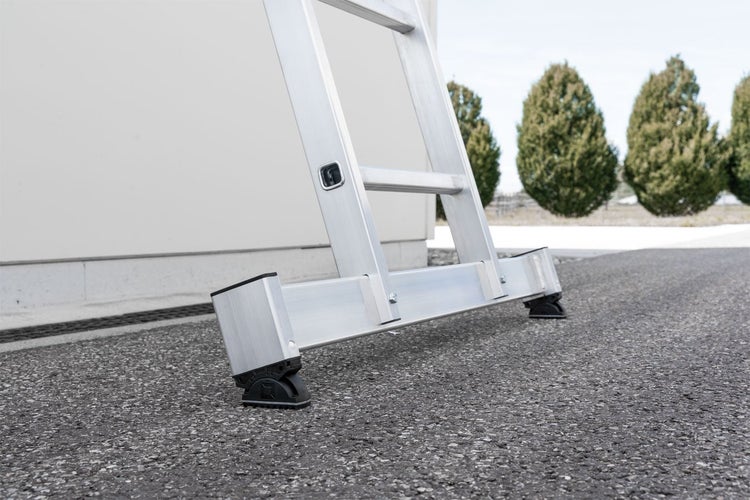 Aluminium Leiter mit breiter Quertraverse für stabilen Stand auf unebenem Untergrund