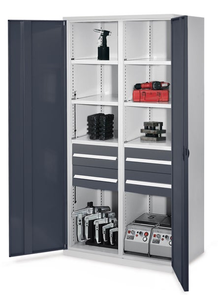 Werkstattschrank mit Werkzeugen und Geräten