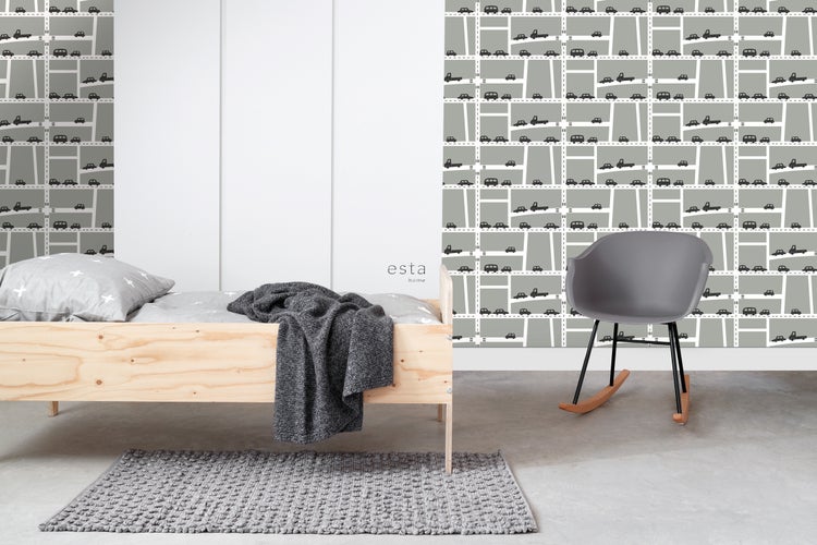 Helles Kinderzimmer mit Holzbett, grauem Teppich und Tapete mit Fahrzeugmuster