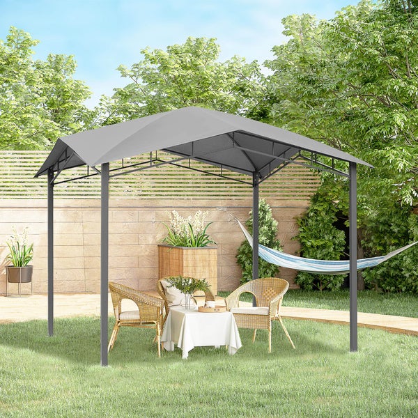 Gartenszene mit Pavillon, Tisch und Stühlen auf einer Rasenfläche.