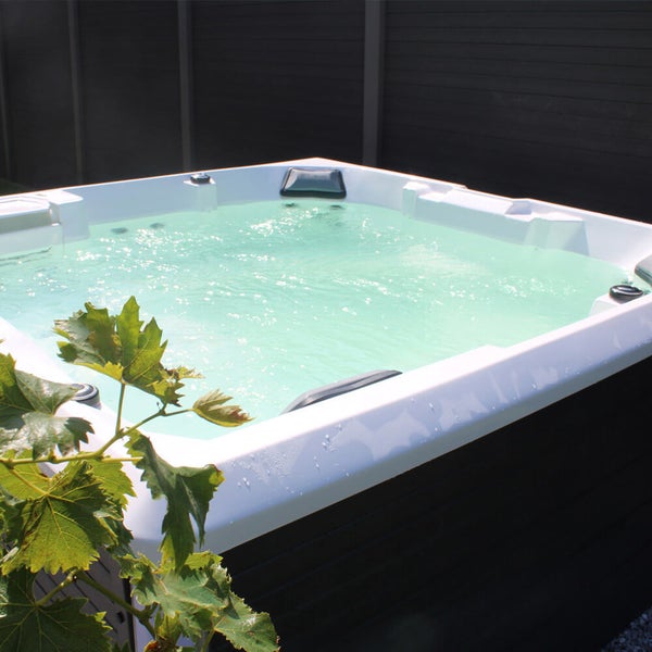 Home Deluxe - Outdoor Whirlpool - STREAM BIG PLUS Treppe und Thermoabdeckung - Maße: 208 x 208 x 88 cm - Inkl. Heizung, 34 Massagedüsen und 4 äußeren Lichtquellen I Außen Whirlpool Spa für 5 Personen