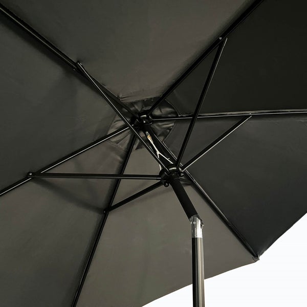 Ansicht von unten auf einen Sonnenschirm mit Gestell